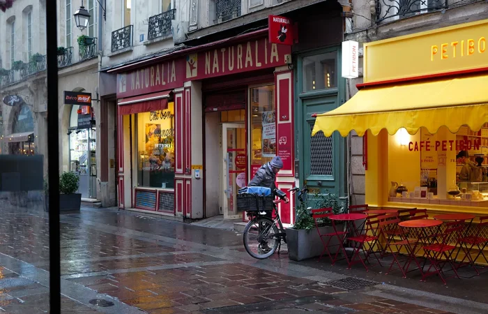 Ali estacionada à chuva