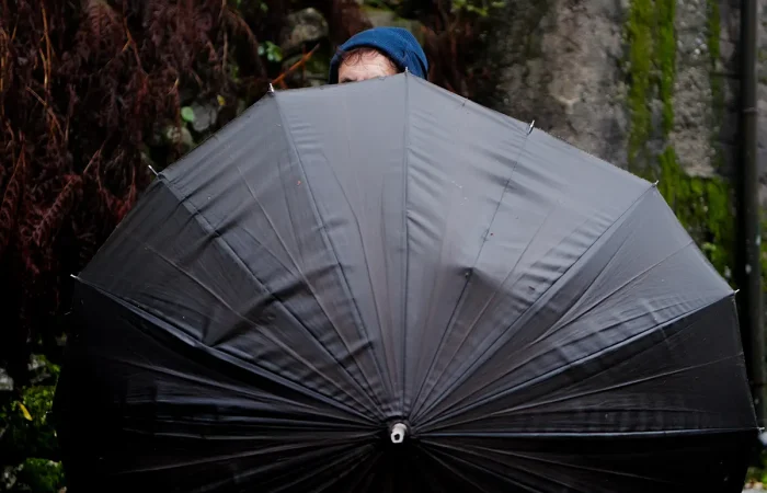 Tímida atrás das varetas