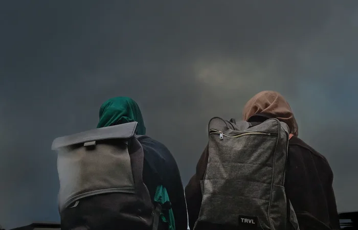 Os lenços e mochilas de Raja e Lâmia