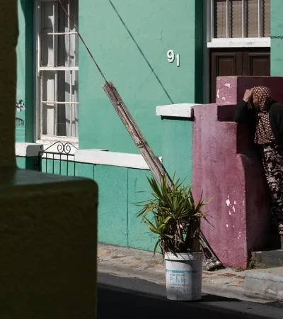 Vestia-se em pendant para estar à porta