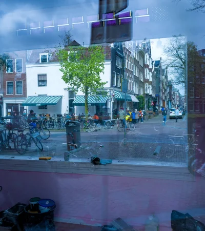 Uma loja em obras que tinhas duas janelas(...)