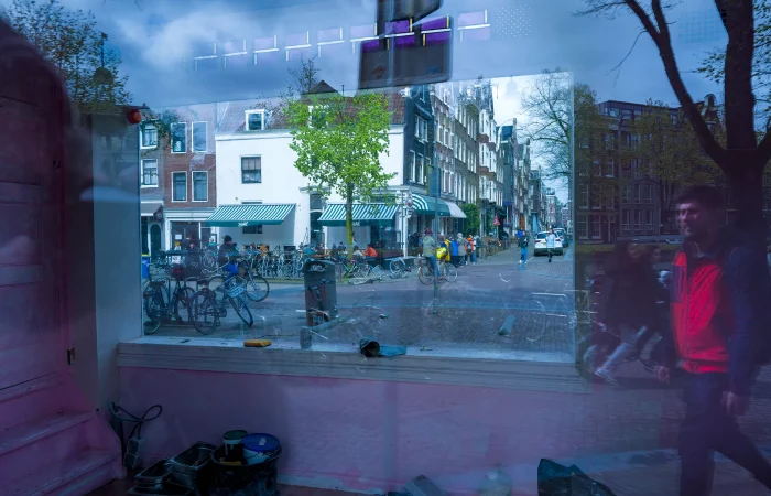 Uma loja em obras que tinhas duas janelas(...)