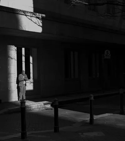 Aproveitar a última réstia de sol para fumar o último cigarro